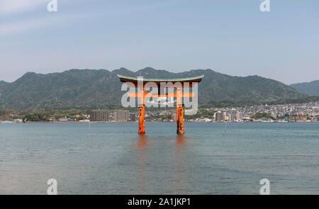 Torii flottant d'Itsukushima dans l'eau, Isukushima culte, l'île de Miyajima, Hiroshima, Japon Bay Banque D'Images