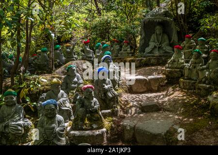 Statue de Bouddha avec capuchons colorés, daisho-in complexe, sur l'île d'Itsukushima, Miyajima, Hiroshima, Japon Bay Banque D'Images