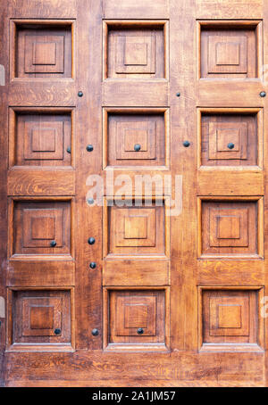 La porte massive en bois traditionnel russe close up Banque D'Images