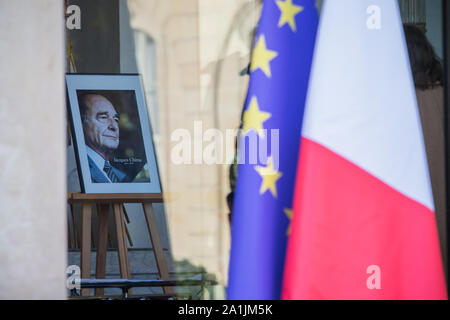 Paris, France. 27 Sep, 2019. L'ancien président français Jacques Chirac's portrait est vu à l'Elysée Palace à Paris, France, le 27 septembre 2019. L'ancien président français Jacques Chirac est décédé jeudi à l'âge de 86 ans. Credit : Aurelien Morissard/Xinhua Banque D'Images