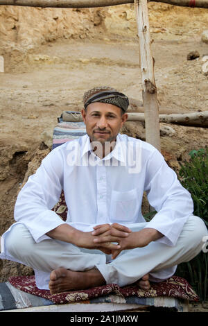 Un homme Amazigh berbère typique de l'oasis de Siwa le port du foulard traditionnel thawb et bédouine sur sa tête. Banque D'Images