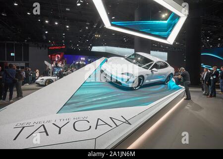 Porsche présente la voiture de sport électrique Taycan à l'IAA, Francfort, Allemagne Banque D'Images