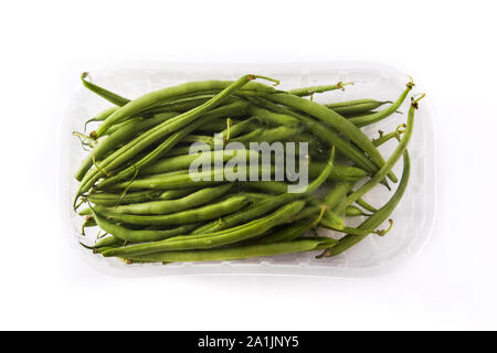 Haricots verts emballés dans du plastique isolé sur fond blanc Banque D'Images