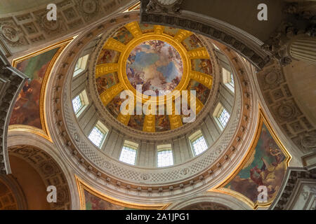 La belle de l'intérieur de la boule hémisphérique Dôme des Invalides à Paris, peint par Charles de La Fosse avec une illusion de l'espace baroque (sotto in su)... Banque D'Images