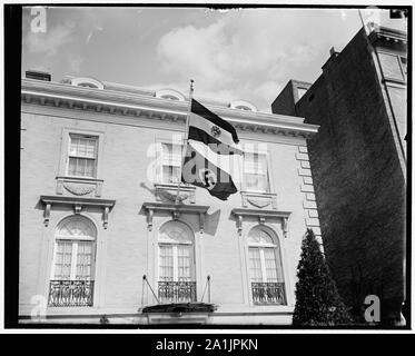 Drapeau Nazi vole de Légation autrichienne. Washington, D.C., 12 mars. Dès que les troupes allemandes ont franchi la frontière en l'Autriche, l'Autrichien légation à Washington, représenté par Minster Edgar L.G. Prochnick, reçu des commandes de l'Office des étrangers à Vienne pour voler le drapeau à croix gammée, 3/12/38 Banque D'Images