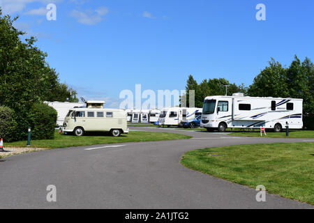 La Caravan & Camping Club centenaire au site dans la nouvelle forêt Bransgore. Grand camping, camping-car, caravanes petites. Journée ensoleillée, ciel bleu. Banque D'Images