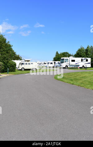 La Caravan & Camping Club centenaire au site dans la nouvelle forêt Bransgore. Grand camping, camping-car, caravanes petites. Journée ensoleillée, ciel bleu. Banque D'Images