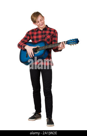 Portrait de beau garçon adolescent jouant à la guitare acoustique isolated over white background. Les leçons de musique pour les étudiants. Talent Banque D'Images