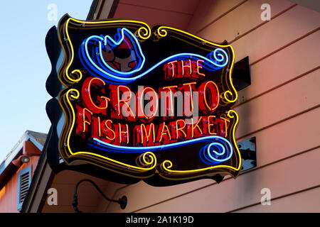 En néon pour le Marché aux Poissons de grotte, Old Fisherman's Wharf, Monterey, Californie Banque D'Images