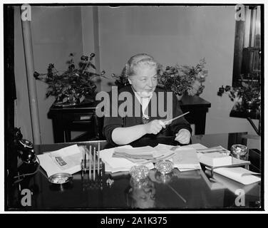 Nouvel adjoint Administrateur WPA. Washington, D.C., le 6 janvier. Mme Florence S. Kerr, récemment nommé administrateur adjoint de la Works Progress Administration, a pris ses fonctions aujourd'hui au siège de WPA. Elle succède à Mme Ellen S. Woodward, qui a démissionné pour devenir membre du Conseil de la sécurité sociale. Mme Kerr est originaire de Harriman, au Tennessee, et diplômé de Grinnell College, de l'Iowa, 1/6/39 Banque D'Images
