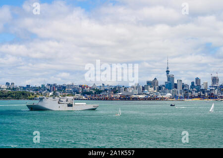 Vue sur Auckland, Nouvelle-Zélande, à partir d'un navire entrant dans le port. Rôle de navire de la Marine néo-zélandais HMNZS Canterbury se trouve à gauche. Banque D'Images