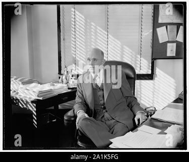 Nouveau directeur exécutif du Conseil de la sécurité sociale. Washington, D.C., le 1 novembre. Oscar M. Powell, qui a récemment été nommé pour succéder à Frank Bane comme directeur exécutif du Conseil de la sécurité sociale, photographié à son bureau aujourd'hui. Il est originaire de Louisiane, mais a vécu à San Antonio, Texas, au cours des 20 dernières années. Il a été sur le Texas Board de la sécurité sociale des deux dernières années, 10/1/38 Banque D'Images