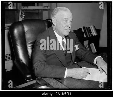 Nouveau Commissaire de la FCC. Washington, D.C., le 13 avril. Frederick I. Thompson, récemment nommé membre de la Commission Fédérale des Communications, photographié à son bureau aujourd'hui peu de temps après avoir pris ses nouvelles fonctions, 4-13-39 Banque D'Images