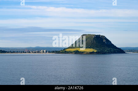 Le dôme de lave, Mount Maunganui, est assis à l'entrée de Pilot Bay et le port de Tauranga, Nouvelle-Zélande. Banque D'Images