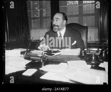 Nouveau Ambassadeur espagnol assume ses fonctions. Washington, D.C., le 8 octobre. Le nouveau représentant de l'Espagne aux États-Unis, le Professeur Fernando De Los Rios, était à son bureau de bonne heure aujourd'hui après avoir pris son poste à Washington. Président de l'Université de Madrid, le Professeur De Los Rios succède à Luis Calderon, qui a démissionné parce qu'il n'était pas en sympathie avec le nouveau gouvernement espagnol Banque D'Images