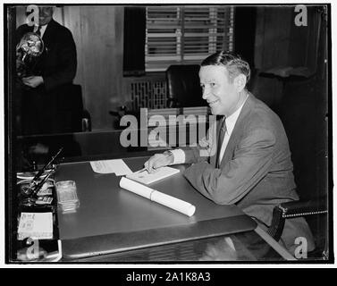Nouvel Adjoint spécial au procureur général. Washington, D.C., 30 août. Vincent M. Miles, récemment nommé adjoint spécial du Procureur général, n'est montré à son bureau peu après avoir pris le serment d'office. Il est un ancien membre du Conseil de la Sécurité Sociale, 30/08/37 Banque D'Images