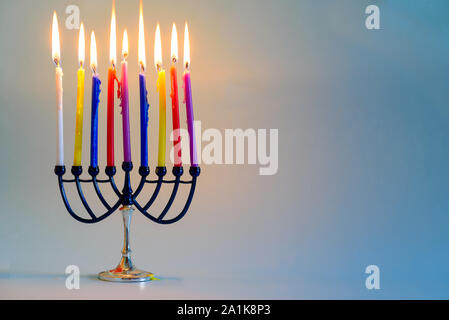 Image de la fête juive de Hanukkah menorah chandelier traditionnel avec l'arrière-plan et de brûler des bougies colorées .Copie espace pour le texte. Banque D'Images