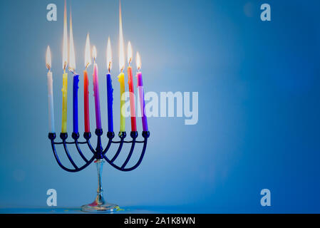 Image de la fête juive de Hanukkah menorah chandelier traditionnel avec l'arrière-plan et de brûler des bougies colorées .Copie espace pour le texte. Banque D'Images