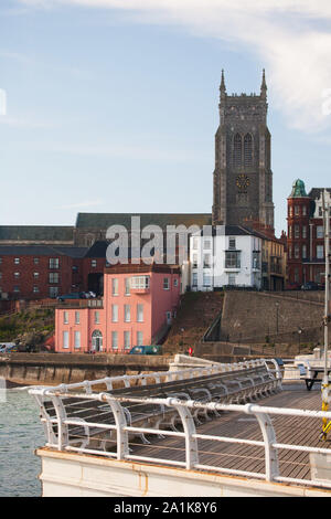 Avis de Cromer, Norfolk, et le 14e siècle, l'église dédiée à Saint Pierre et Saint Paul comme vu de la jetée Banque D'Images