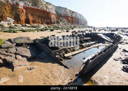 L'épave du chalutier à vapeur Sheraton sous la rouge et blanc cliffs à Hunstanton, Norfolk, démoli en 1947 après avoir vu l'action dans les deux guerres mondiales Banque D'Images