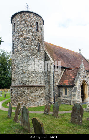 La tour de Saxon ronde de l'église St Mary, Burnham Deepdale à Norfolk, UK Banque D'Images