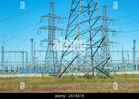 Pylônes électriques power station position contre ciel bleu Banque D'Images