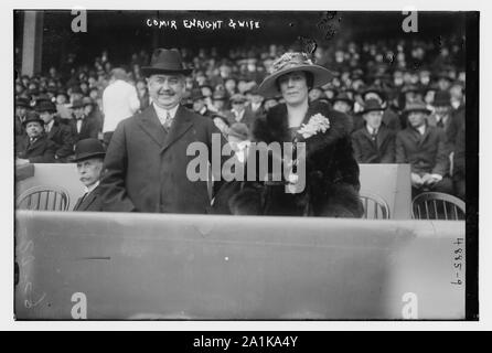 Le commissaire de police de la ville de New York Richard Enright et femme au Polo Grounds, New York Banque D'Images