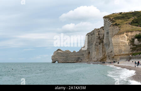 Etretat, Seine-Maritime / France - 14 août 2019 : de nombreux touristes profitez d'une journée à l'plages rocheuses et les falaises de la côte normande Banque D'Images