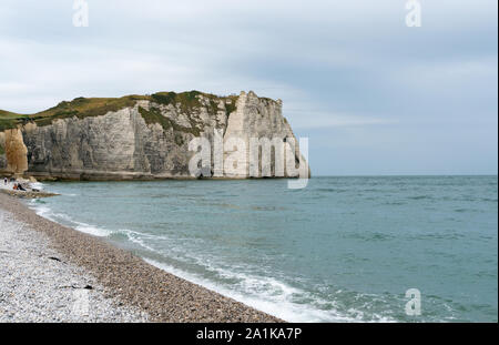 Etretat, Seine-Maritime / France - 14 août 2019 : les touristes profiter d'une journée à l'plages rocheuses et les falaises de la côte normande Banque D'Images