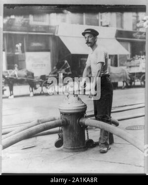 New York City fireman tournant sur les flexibles haute pression à l'eau. Juillet 1908 Banque D'Images