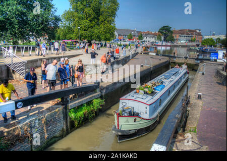 Bateau étroit passant par un verrou sur la rivière Avon à Stratford-Upon-Avon UK Banque D'Images