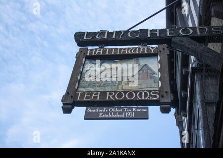 Signe pour les Hathaway Salons de thé à Stratford-Upon-Avon UK Banque D'Images