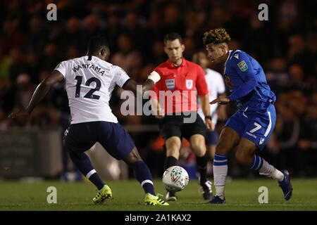 Courtney de Colchester United Senior ressemble à battre Victor Wanyama de Tottenham Hotspur - Colchester United v Tottenham Hotspur, Carabao Cup, série 3, JobServe stade communautaire, Colchester, UK - 24 septembre 2019 Editorial N'utilisez que des restrictions s'appliquent - DataCo Banque D'Images