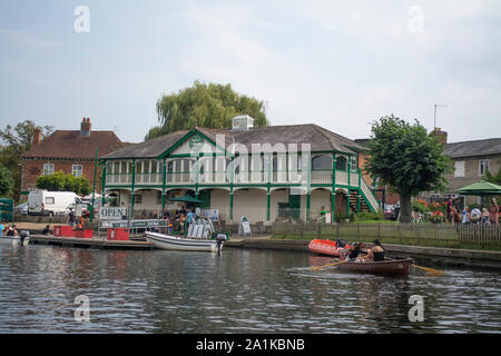 La Maison Bateau sur la rivière Avon à Stratford-Upon-Avon UK Banque D'Images