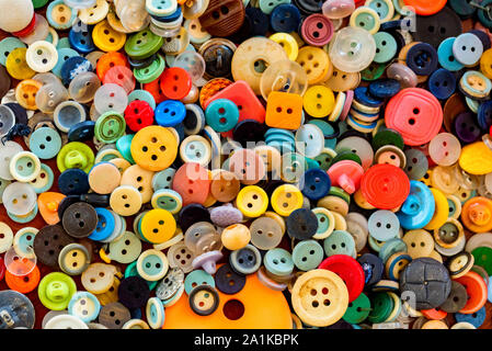 Close up gamme de fils à coudre des boutons colorés en arrière-plan Banque D'Images