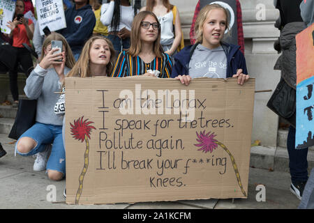 Westminster, London, UK. Sept 27, 2019. Les étudiants, les enfants et les adultes pour protester contre le climat, exigeant que les gouvernements prennent les mesures nécessaires pour diminuer les émissions de dioxyde de carbone et d'agir en conformité avec l'Accord de Paris. Penelope Barritt/Alamy Live News Banque D'Images