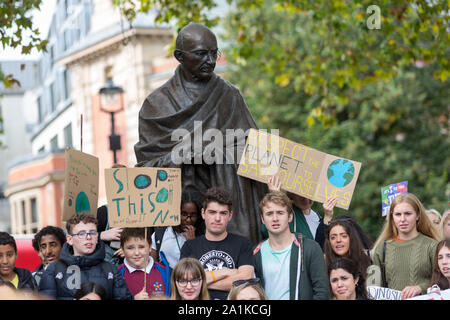 Westminster, London, UK. Sept 27, 2019. Les étudiants, les enfants et les adultes pour protester contre le climat, exigeant que les gouvernements prennent les mesures nécessaires pour diminuer les émissions de dioxyde de carbone et d'agir en conformité avec l'Accord de Paris. Penelope Barritt/Alamy Live News Banque D'Images