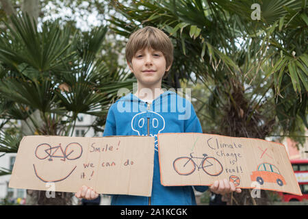 Westminster, London, UK. Sept 27, 2019. Les étudiants, les enfants et les adultes pour protester contre le climat, exigeant que les gouvernements prennent les mesures nécessaires pour diminuer les émissions de dioxyde de carbone et d'agir en conformité avec l'Accord de Paris. Penelope Barritt/Alamy Live News Banque D'Images