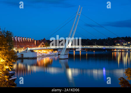 Passerelle pour piétons à Mikolajki. Mikolajki, Warmian-Masurian, Pologne. Banque D'Images