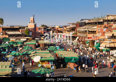 Occupé La Place Jemaa el-Fna avec Café de France, les étals du marché et les gens dans la lumière du soir, Marrakech, Maroc, Afrique du Nord Banque D'Images