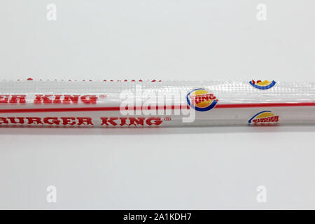 Paille en plastique enveloppé de cellophane de Burger King hamburger de la chaîne de fast-food, isolé sur fond blanc, close-up Banque D'Images