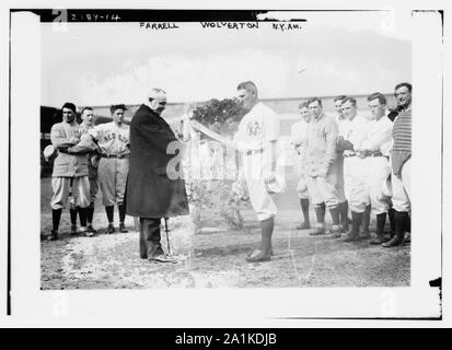 New York Yankees président Frank Farrell présente à la coupe d'amour Yankees manager Harry Wolverton comme rouge Sox et les joueurs des Yankees lors d'Hilltop Park, New York, 11 avril 1912 (base-ball) Banque D'Images