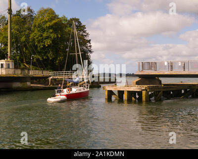 Yacht de luxe en passant par le pont tournant Aber ouvert de Caernarfon Quay à Détroit de Menai Gwynedd North Wales UK Banque D'Images