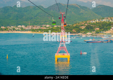 L'un des plus longs téléphérique au monde au-dessus de la mer menant au parc d'attractions Vinnacre, Nha Trang, Vietnam Banque D'Images