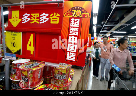 Beijing, Chine. 27 Sep, 2019. Magasin chinois pour les produits importés et les produits locaux à l'un des nombreux magasins Walmart Supercenter américain à Beijing le vendredi 27 septembre, 2019. Walmart, le plus grand détaillant, reste très populaire auprès des consommateurs chinois en dépit de la guerre commerciale entre les États-Unis et la Chine. Photo par Stephen Shaver/UPI UPI : Crédit/Alamy Live News Banque D'Images