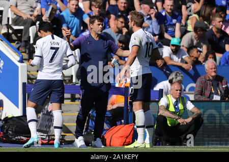 Manager de Tottenham Hotspur, Mauricio Pochettino instructions relais à Harry Kane un fils Heung-Min de Tottenham Hotspur - Leicester City v Tottenham Hotspur, Premier League, King Power Stadium, Leicester, UK - 21 septembre 2019 Editorial N'utilisez que des restrictions s'appliquent - DataCo Banque D'Images