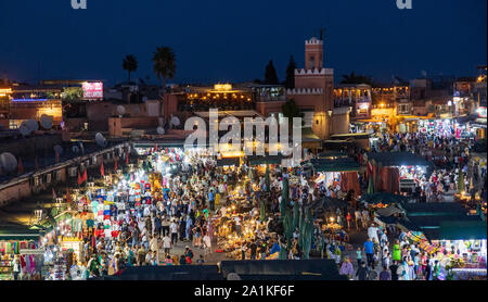 Les gens de la place Jemaa el-Fna, au crépuscule, Marrakech, Maroc, Afrique du Nord Banque D'Images