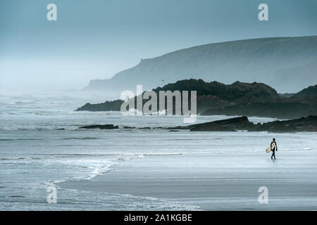 Bude, Cornwall, Angleterre du Nord. Vendredi 27 septembre 2019. Météo britannique. Après une nuit de pluie torrentielle et coups de vent, l'orage continue comme un surfer a une plage Summerleaze balayé par tous à elle-même à Bude Cornouailles du Nord. Terry Mathews/Alamy Live News. Banque D'Images
