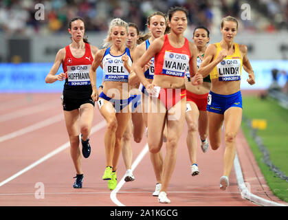 Great Britain's Alexandra Bell (deuxième à gauche) en action au cours de la chaleur à 800 mètres de la femme pendant cinq jours l'un des Championnats du monde IAAF au Khalifa International Stadium, Doha, Qatar. Banque D'Images