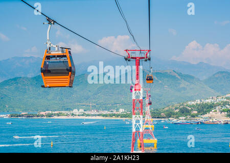 L'un des plus longs téléphérique au monde au-dessus de la mer menant au parc d'attractions Vinnacre, Nha Trang, Vietnam Banque D'Images